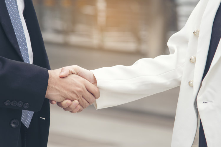 外贸客户搜索网站有哪些？5个LinkedIn之外的海外找客户平台：5个海外找客户平台对比示意图，展示平台名称、适用场景和主要功能